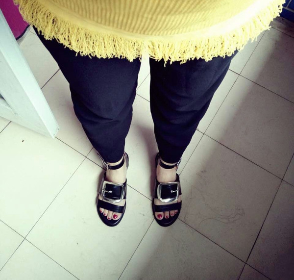 Дамски ежедневни сандали с имитация на колан в черен цвят