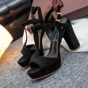 Дамски кожени сандали в бежов и черен цвят