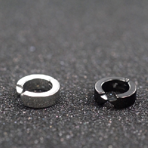 Ανδρικά σκουλαρίκια σε μαύρο και ασημί χρώμα - 1 κομμάτι