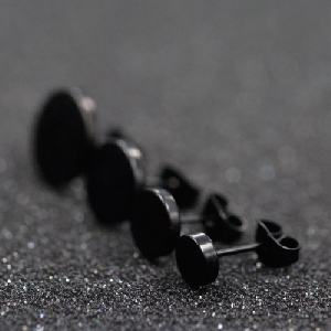 Мъжки обеци в черен цвят в размери от 6мм,8мм,10мм и 12 мм 