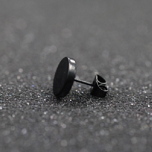 Ανδρικά μαύρα σκουλαρίκια σε μεγέθη από 6mm, 8mm, 10mm και 12mm