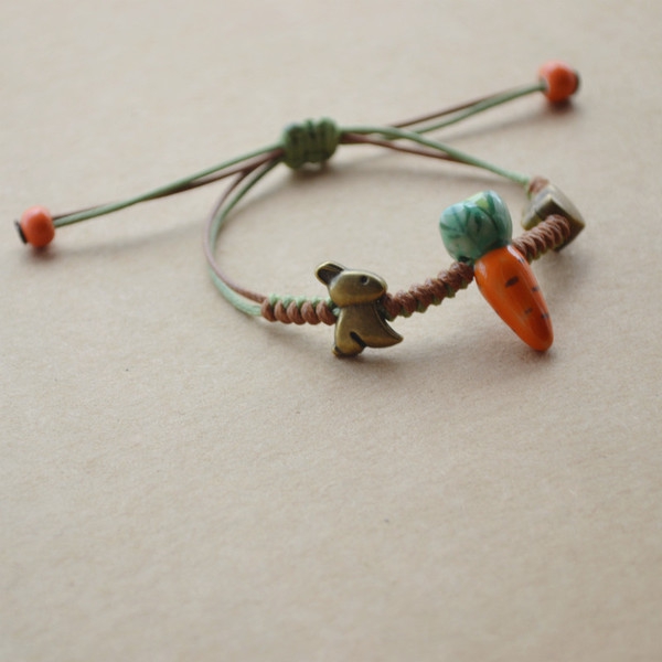 Ανδρικά βραχιόλια με ενδιαφέροντα διακοσμητικά φυτικά στοιχεία