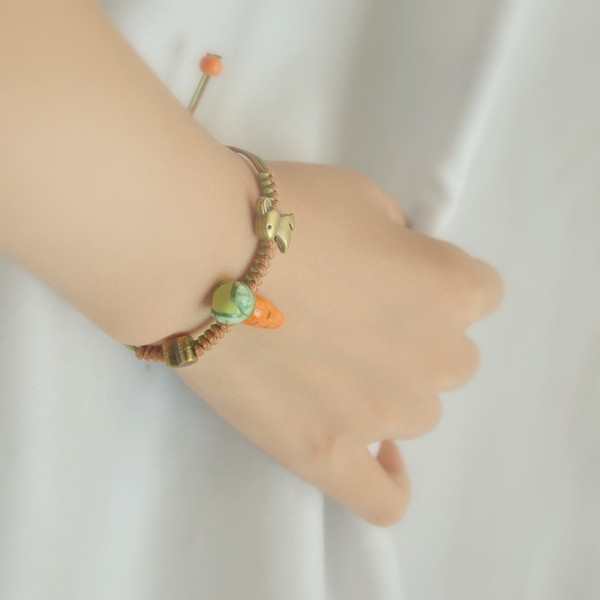 Ανδρικά βραχιόλια με ενδιαφέροντα διακοσμητικά φυτικά στοιχεία