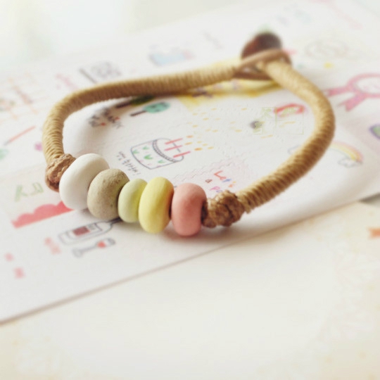 Дамски гривни с мънистта от различни цветове