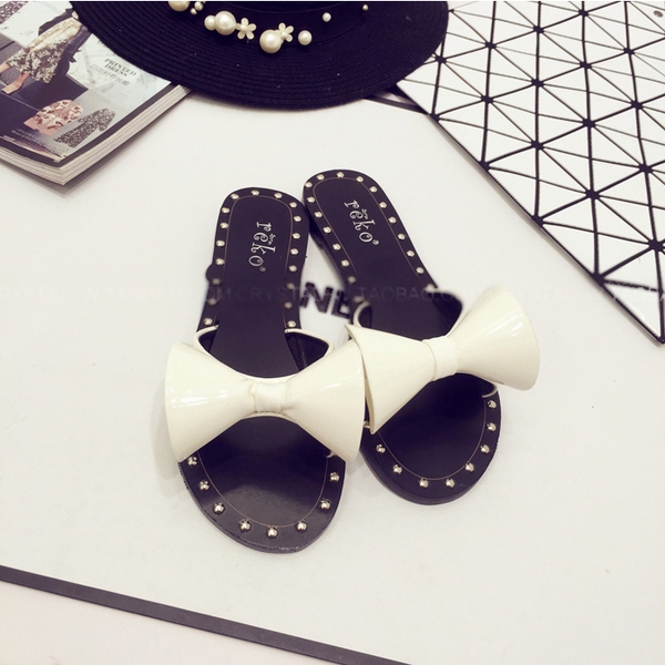 Γυναικείες παντόφλες με κορδέλα σε τρία χρώματα - μαύρο, λευκό και κόκκινο