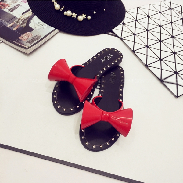 Γυναικείες παντόφλες με κορδέλα σε τρία χρώματα - μαύρο, λευκό και κόκκινο