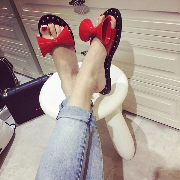 Γυναικείες παντόφλες με κορδέλα σε τρία χρώματα - μαύρο, λευκό και κόκκινο