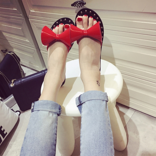 Γυναικείες παντόφλες με κορδέλα σε τρία χρώματα - μαύρο, λευκό και κόκκινο