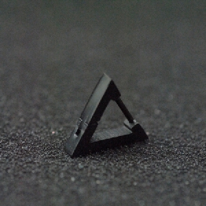 Мъжки обеци в триъгълна форма - златист,сребрист и черен цвят - стил ърбън