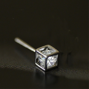 Мъжки  обеци в квадратна форма с бял кристал