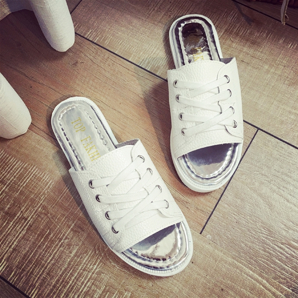 Γυναικείες παντόφλες που μιμούνται αθλητικά παπούτσια με λευκούς δεσμούς