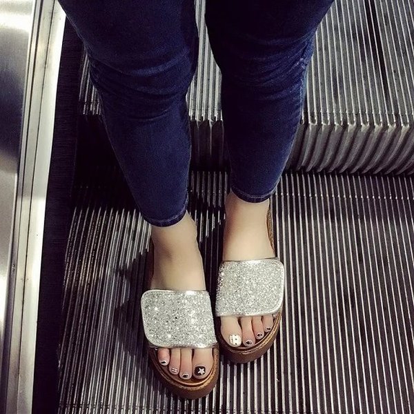 Γυναικείες παντόφλες χαμηλής πλατφόρμας : Διάφορα μοντέλα