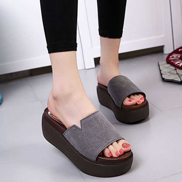 Γυναικείες παντόφλες χαμηλής πλατφόρμας : Διάφορα μοντέλα