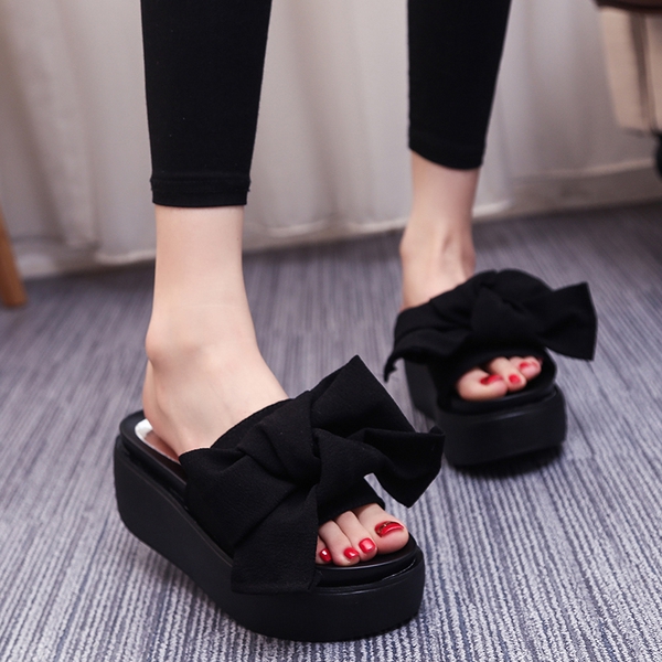 Γυναικείες παντόφλες χαμηλής πλατφόρμας : Διάφορα μοντέλα