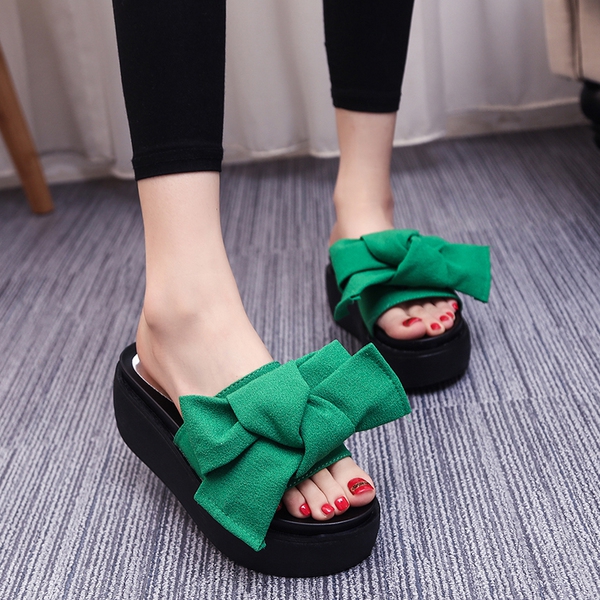 Γυναικείες παντόφλες χαμηλής πλατφόρμας : Διάφορα μοντέλα