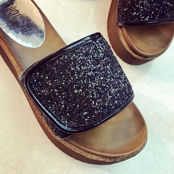 Γυναικείες παντόφλες χαμηλής πλατφόρμας : Διάφορα μοντέλα