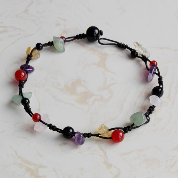 Дамска гривна за глезен с красиви и многоцветни декоративни камъчета