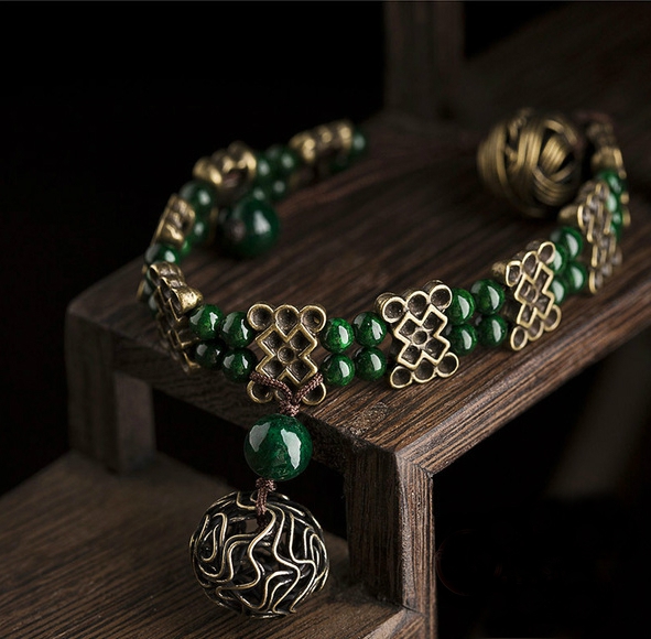Дамски гривни с етнически мотиви в зелен цвят и мънисто