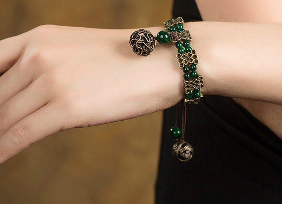 Дамски гривни с етнически мотиви в зелен цвят и мънисто