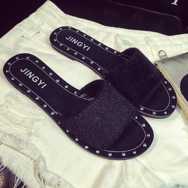 Γυναικείες παντόφλες σε επίπεδη σόλα με μαύρο και λεοπάρδαλο χρώμα