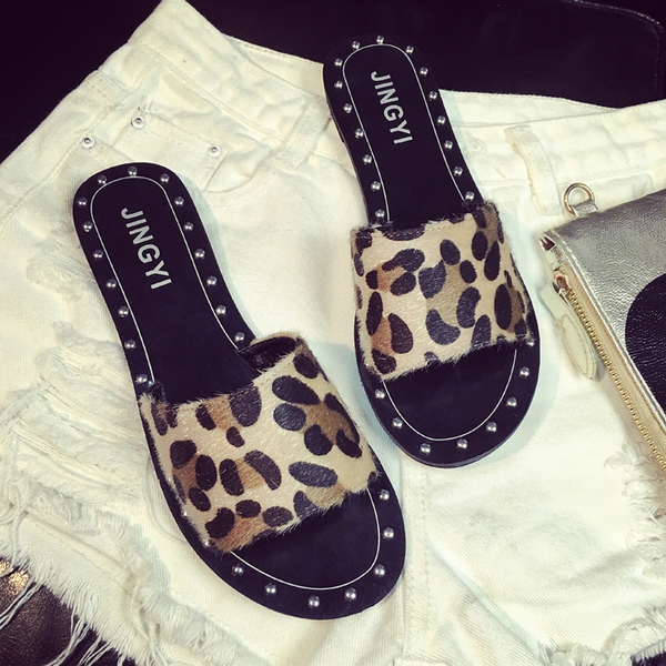 Γυναικείες παντόφλες σε επίπεδη σόλα με μαύρο και λεοπάρδαλο χρώμα