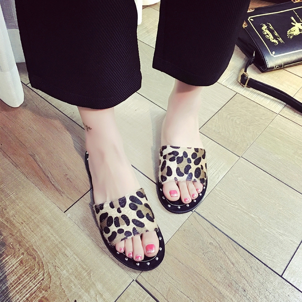 Γυναικείες παντόφλες σε επίπεδη σόλα με μαύρο και λεοπάρδαλο χρώμα