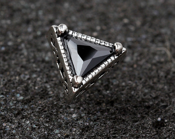 Мъжки обеци в триъгълна форма с черен камък - 1 брой