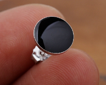 Мъжка обеца в черен цвят - стандартен размер 1 брой