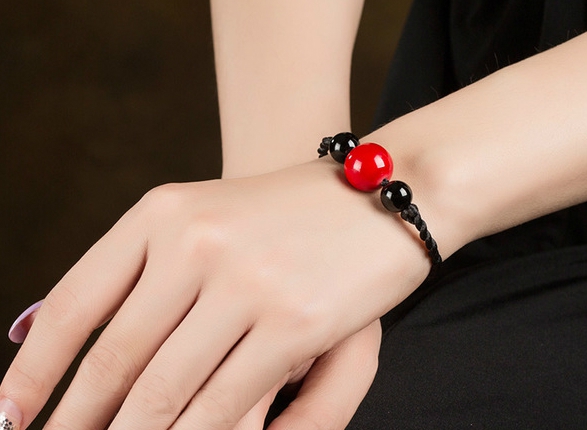 Дамски кожени гривни с етнически мъниста - две черни и едно червено топче