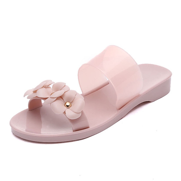 Γυναικείες παντόφλες σε μαύρο και ροζ με λουλούδια.