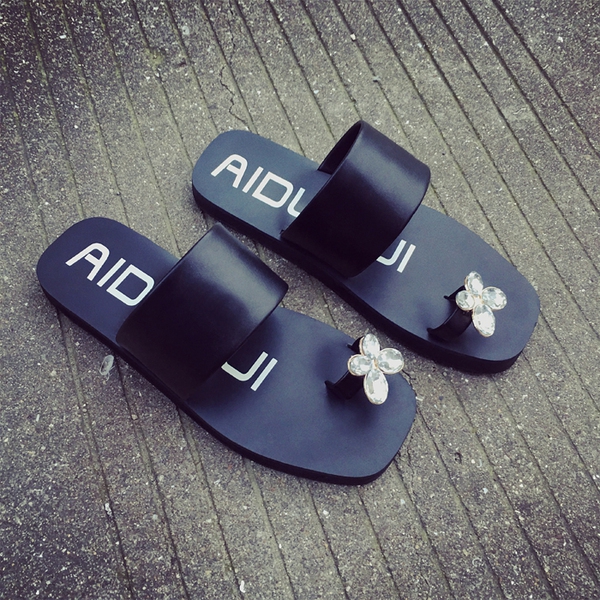 Дамски чехли с камък на пръста в бял и черен цвят