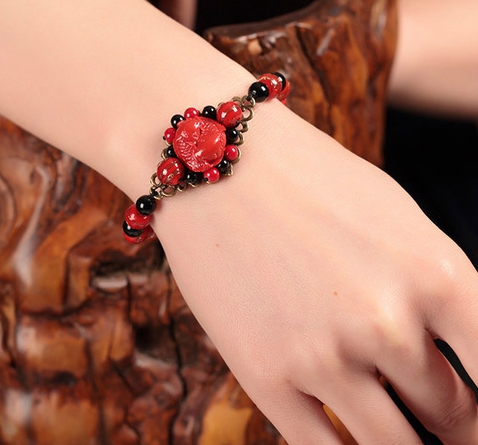 Γυναικέια βραχιόλια  με μαύρα και κόκκινα στολίδια ρετρό