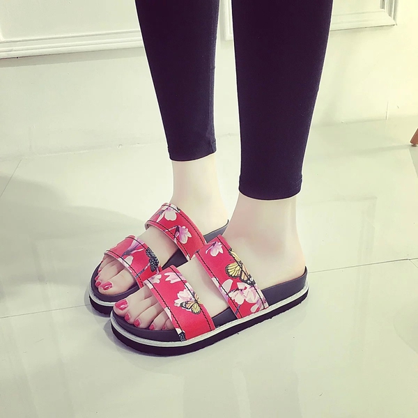 Γυναικεία σανδάλια σε τρία χρώματα με μοτίβα λουλουδιών.