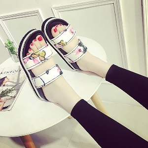 Дамски сандали в три цвята с флорални мотиви.