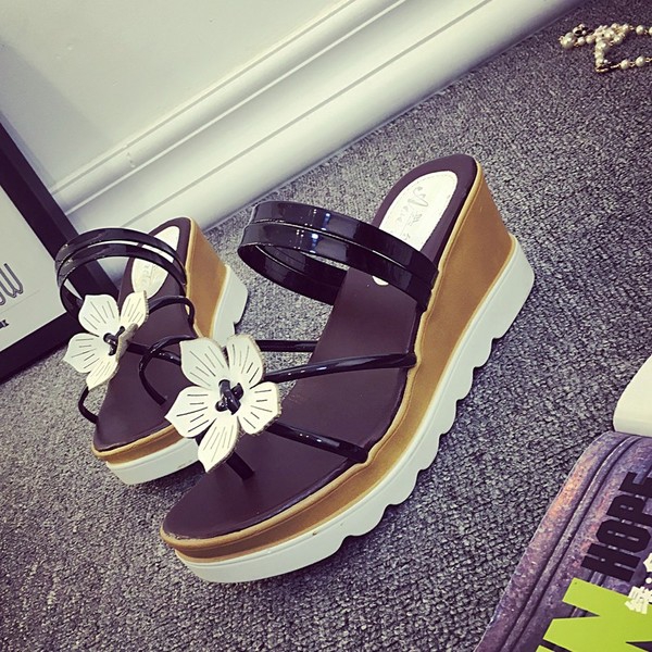 Сребристи,златисти и черни дамски чехли на платформа.