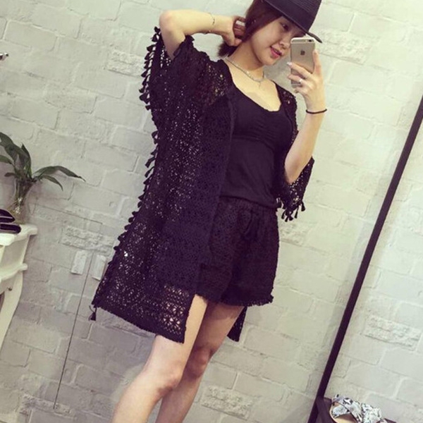 Γυναικείο  σετ  παραλία: λευκό και μαύρο διάφανο χιτώνα και σορτς