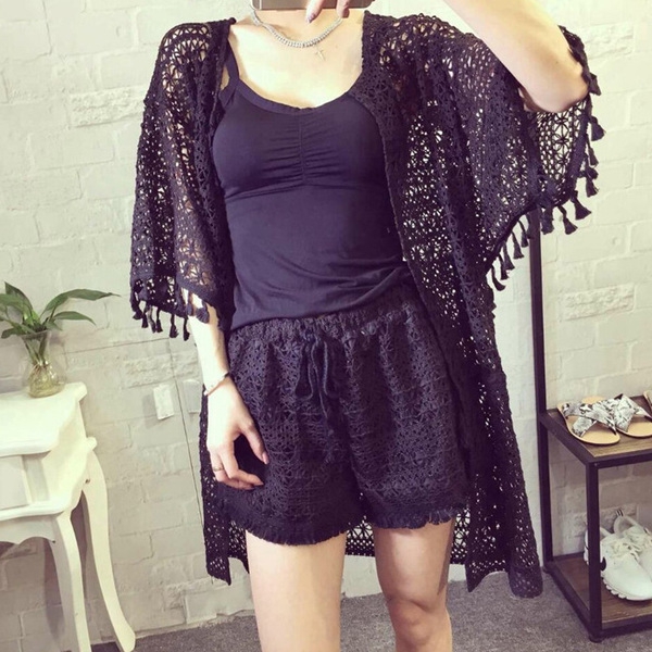 Γυναικείο  σετ  παραλία: λευκό και μαύρο διάφανο χιτώνα και σορτς