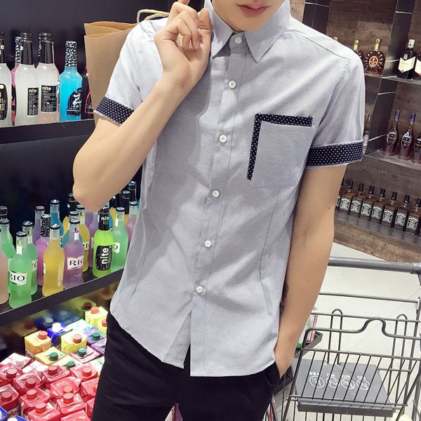 Ανδρικά πουκάμισα για το καλοκαίρι με κοντά μανίκια, τσέπες και ψηλό γιακά φρέσκα μοντέλα για τους νέους