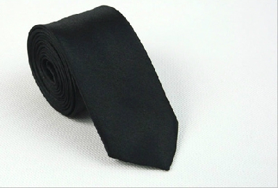 Μονοχρωματικές γραβάτες και παπιγιόν - σε κόκκινο κρασί, ασημί, μαύρο - κατάλληλα για συνδυασμό με ένα πουκάμισο σε ένα φωτεινό 