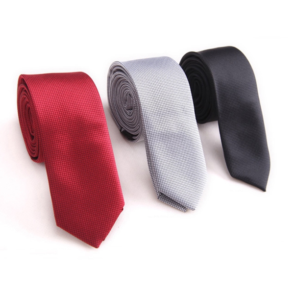 Μονοχρωματικές γραβάτες και παπιγιόν - σε κόκκινο κρασί, ασημί, μαύρο - κατάλληλα για συνδυασμό με ένα πουκάμισο σε ένα φωτεινό 