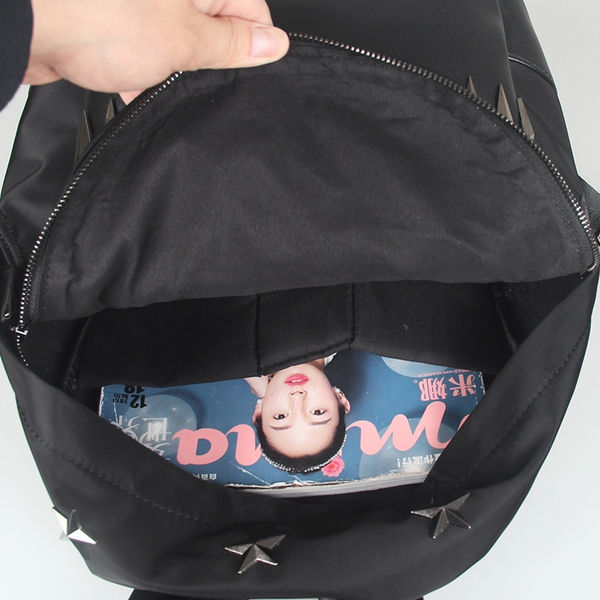 Μοντέρνο ανδρικό σακίδιο εξαιρετική ποιότητα κατασκευής - σε μαύρο χρώμα, κατάλληλο τόσο για ταξίδια όσο και για καθημερινή ζωή