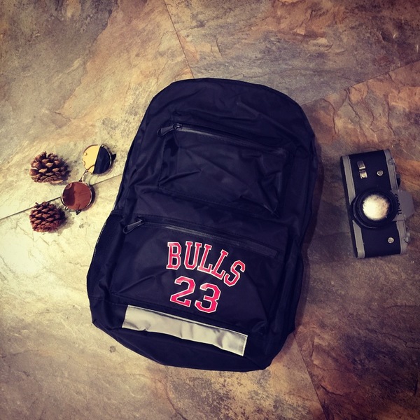 Ευρωπαϊκά και αμερικάνικα στυλ σακάκια αρσενικά σε βασικό μαύρο χρώμα - με επιγραφές ή φιγούρες