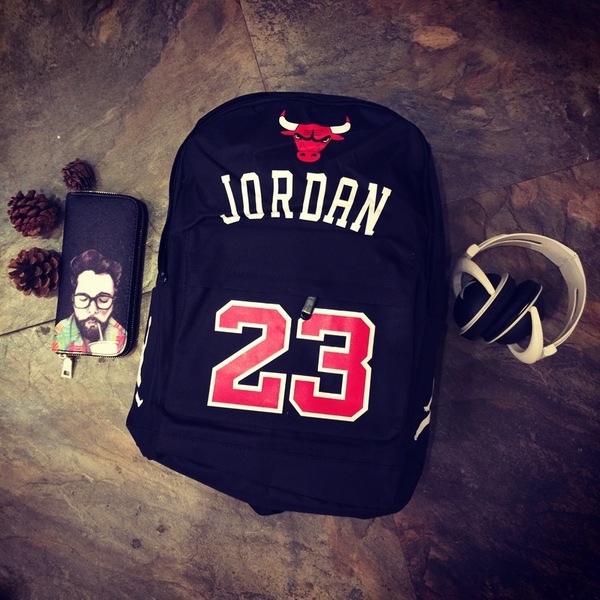 Ευρωπαϊκά και αμερικάνικα στυλ σακάκια αρσενικά σε βασικό μαύρο χρώμα - με επιγραφές ή φιγούρες