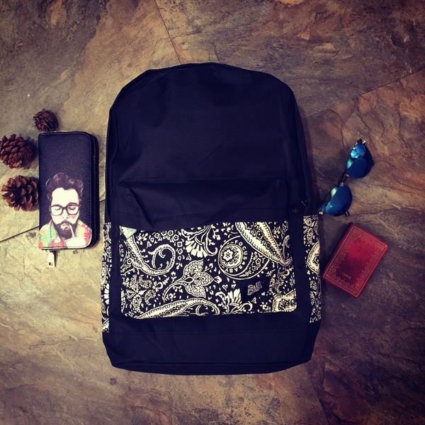 Ευρωπαϊκά και αμερικάνικα στυλ σακάκια αρσενικά σε βασικό μαύρο χρώμα - με επιγραφές ή φιγούρες