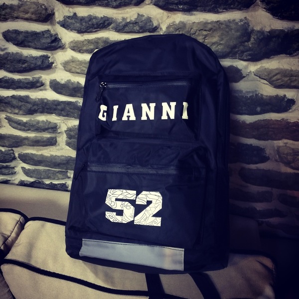 Ευρωπαϊκά και αμερικάνικα στυλ σακάκια αρσενικά σε βασικό μαύρο χρώμα - με επιγραφές ή φιγούρες