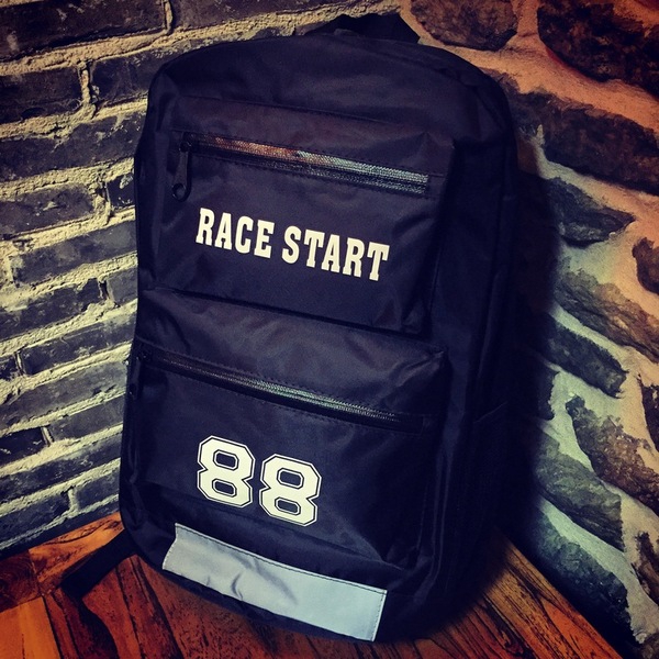 Ευρωπαϊκά και αμερικάνικα στυλ σακάκια αρσενικά σε βασικό μαύρο χρώμα - με επιγραφές ή φιγούρες