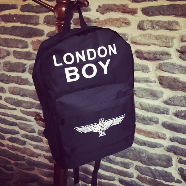 Ευρωπαϊκά και αμερικάνικα στυλ σακάκια αρσενικά σε βασικό μαύρο χρώμα - με επιγραφές ή φιγούρες