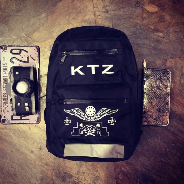 Ευρωπαϊκά και αμερικάνικα στυλ σακάκια αρσενικά σε βασικό μαύρο χρώμα - με επιγραφές ή φιγούρες