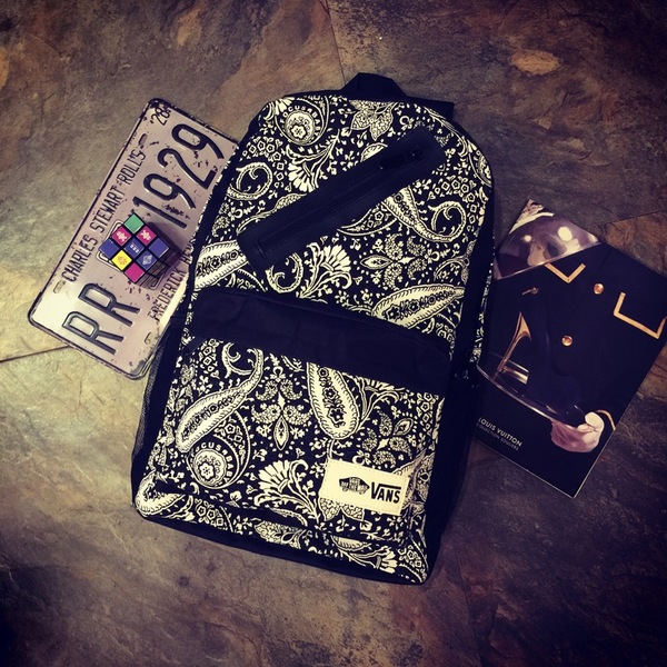 Ευρωπαϊκά και αμερικάνικα στυλ σακάκια αρσενικά σε βασικό μαύρο χρώμα - με επιγραφές ή φιγούρες