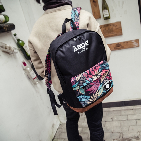 Μεγάλο ανδρικό μοντέρνο σακίδιο σε μαύρο βασικό χρώμα και χρωματιστά φύλλα στο κάτω μέρος και λαβές 